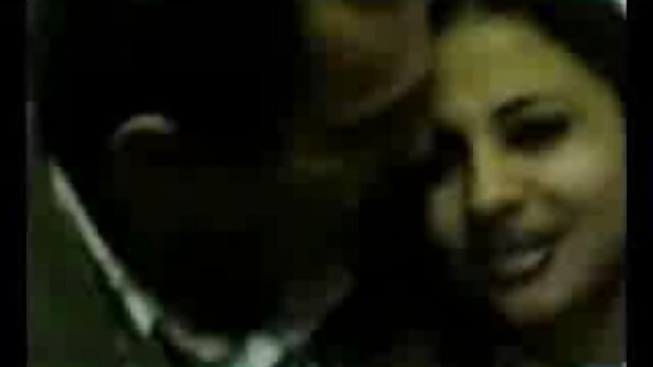 ایک گورے جو مقعد جنسی سے لطف اندوز ہوتا ہے باہر کی کشتی پر چودا جاتا ہے۔
